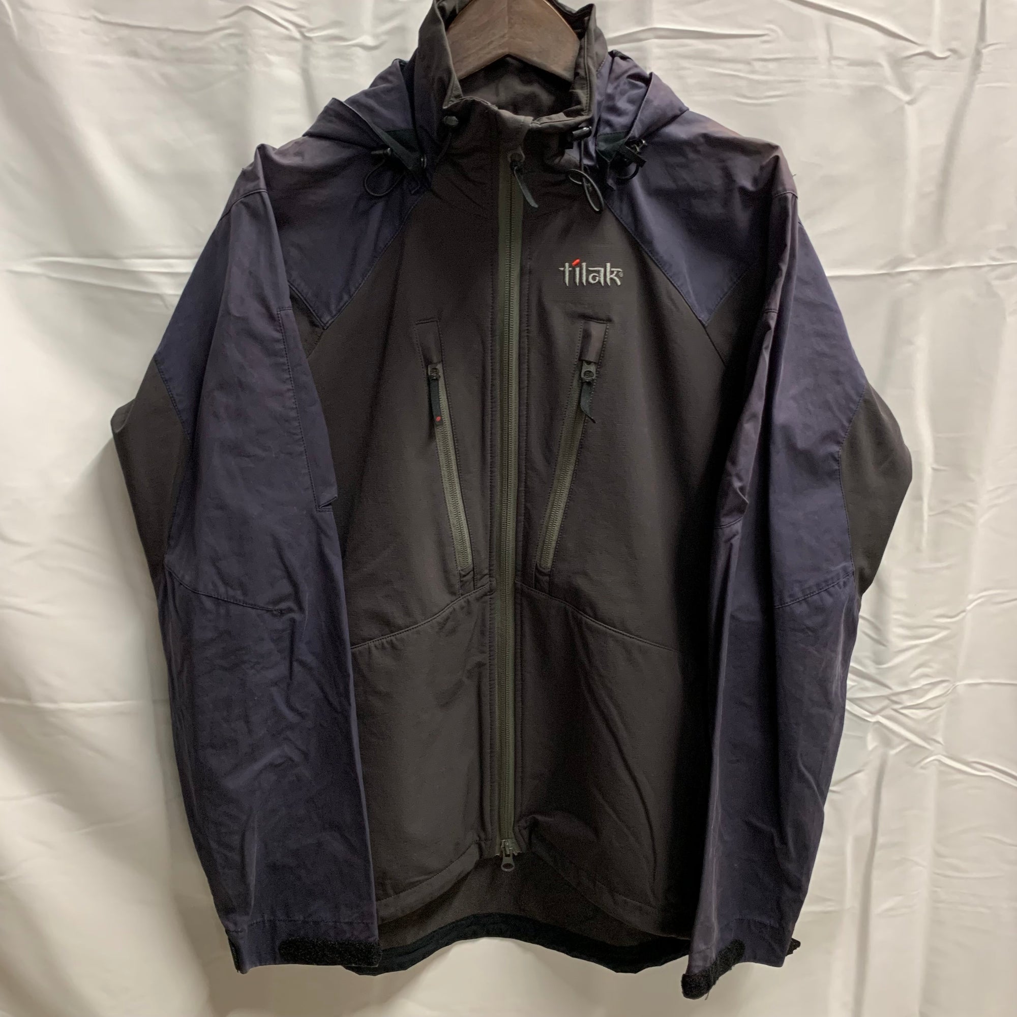 【中古】【古着】tilak ロゴ アウター モスグリーン×ネイビー XSサイズ
