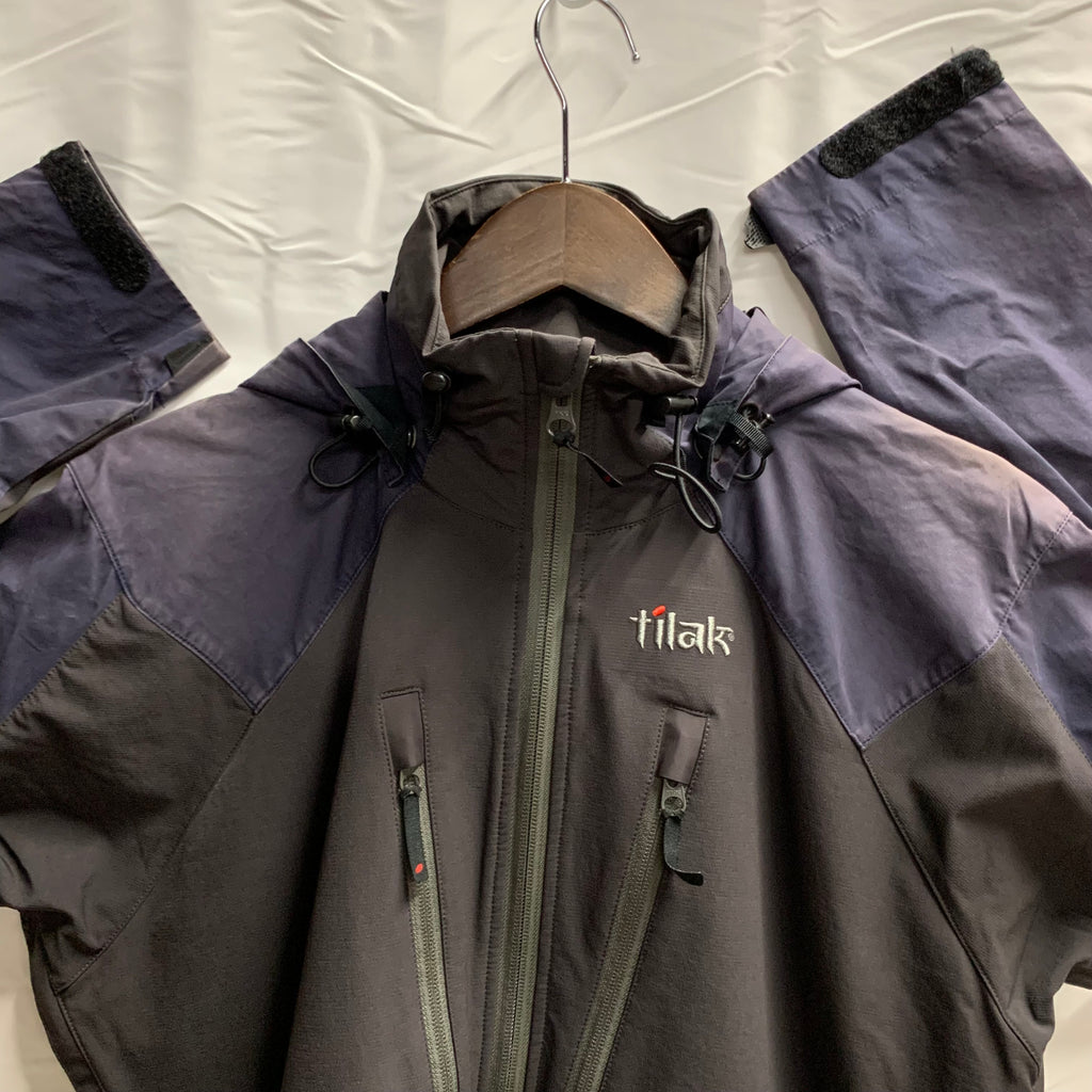 【中古】【古着】tilak ロゴ アウター モスグリーン×ネイビー XSサイズ