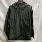 【中古】【古着】Klättermusen ロゴ アウター モスグリーン Mサイズ