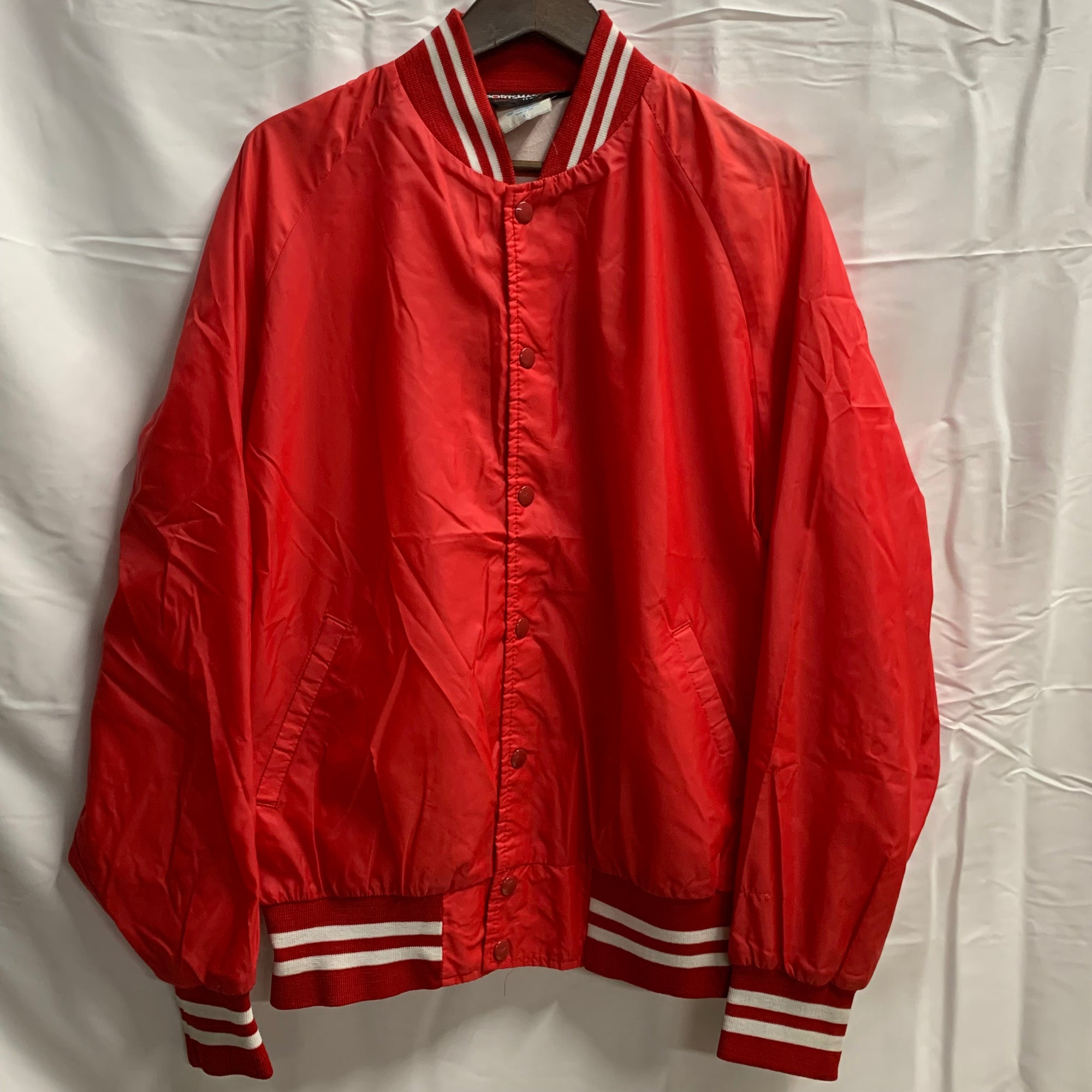 【中古】【古着】SPORTSMASTER ロゴプリント ナイロンジャケット レッド×ホワイト XLサイズ