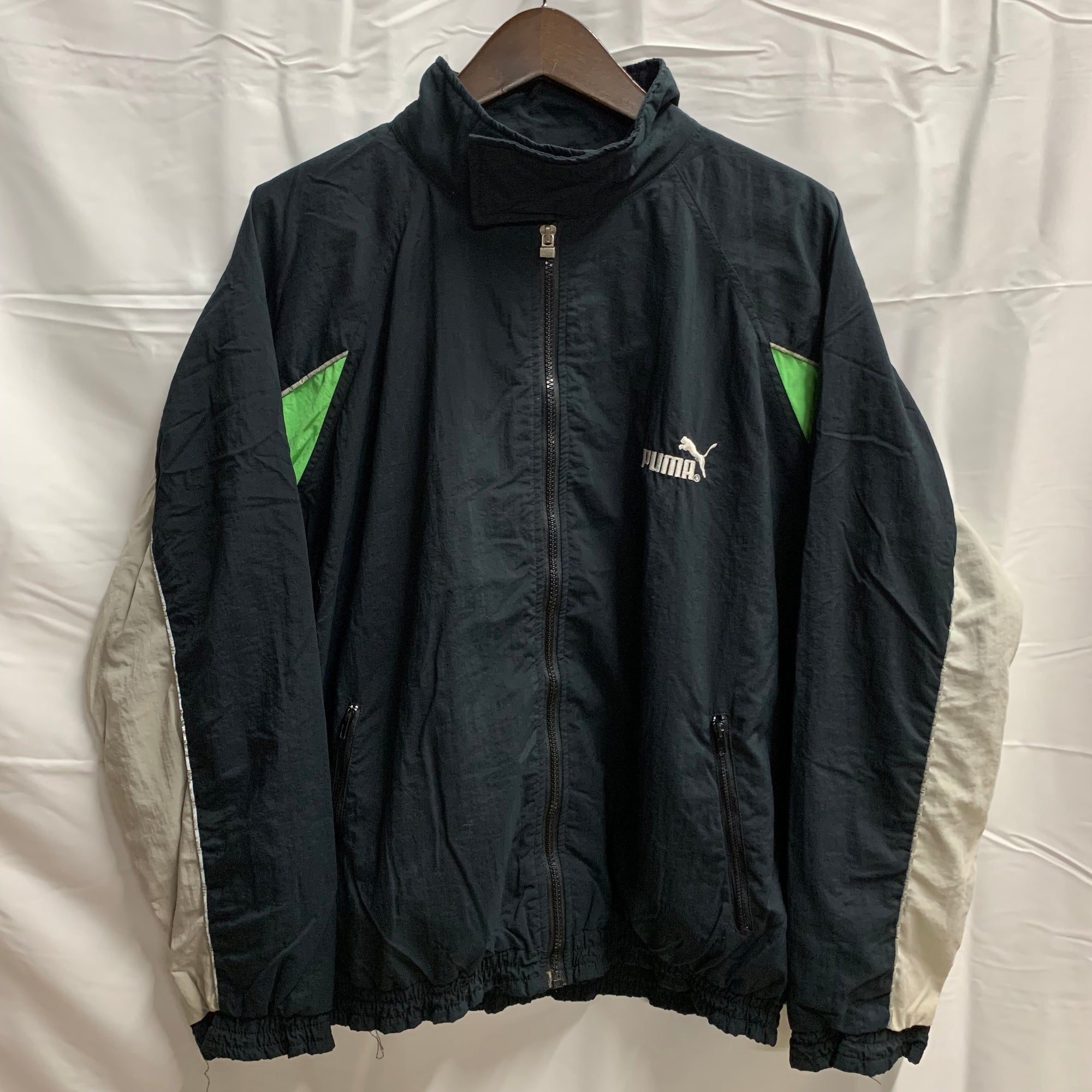 【中古】【古着】PUMA ロゴ ナイロンフルジップジャケット ブラック×ライトグリーン×グレー Mサイズ