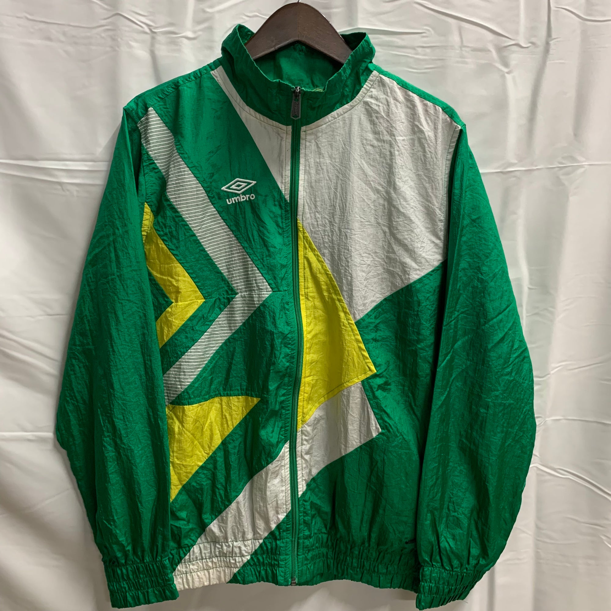 【中古】【古着】umbro ロゴ ナイロンフルジップジャケット グリーン×イエロー×ホワイト Sサイズ
