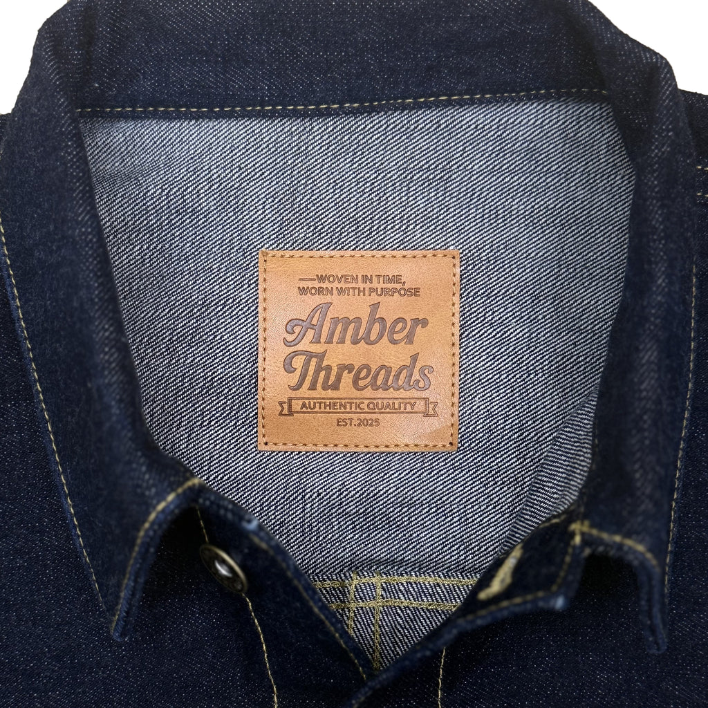 アパレルブランドAmber Threads(アンバースレッズ)のデニムジャケット 1st タイプ、3シーズン着まわせる万能アウター。本革ロゴ。