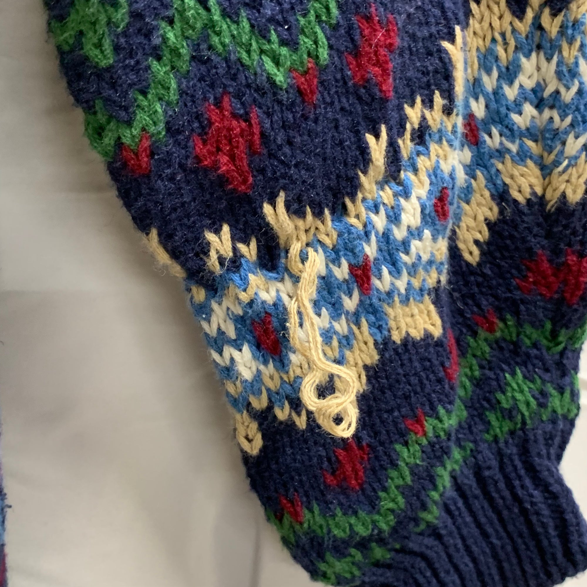 【中古】【古着】AEROPOSTALE 柄 ニット ネイビー×ブルー×レッド XLサイズ