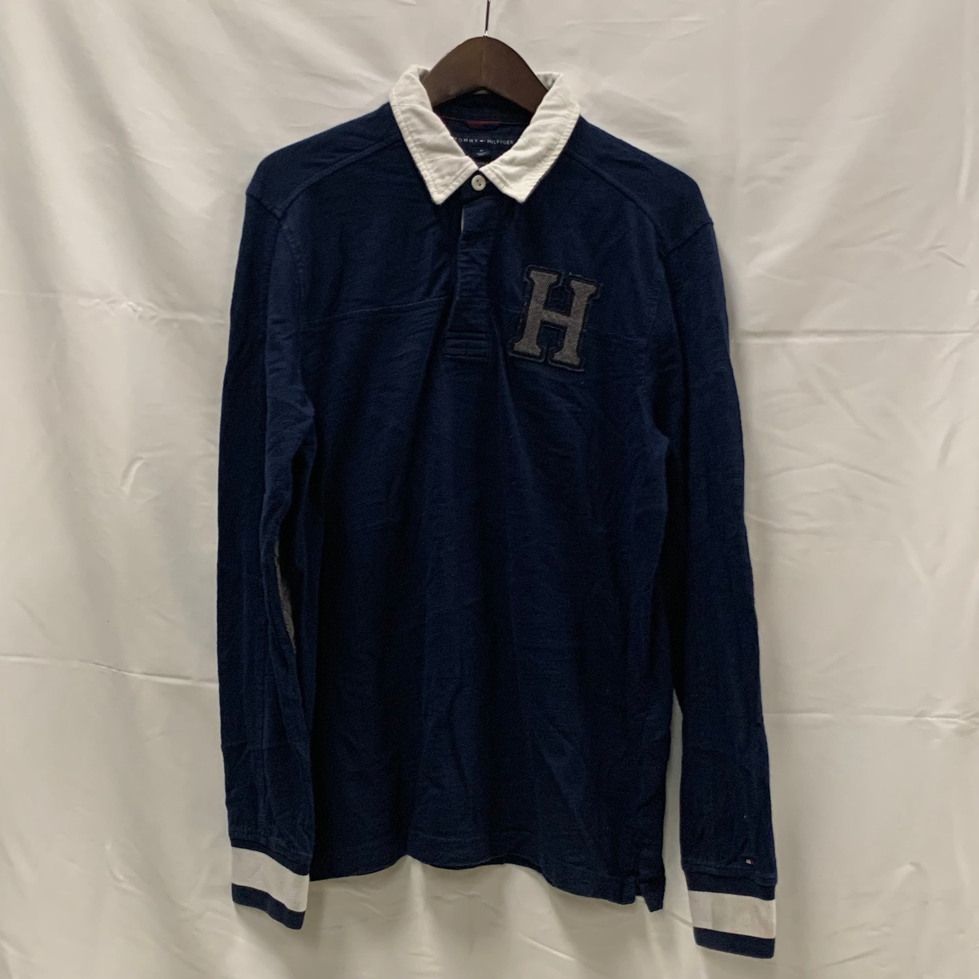【中古】【古着】Tommy Hilfiger ワンポイント ラガーシャツ ネイビー Mサイズ