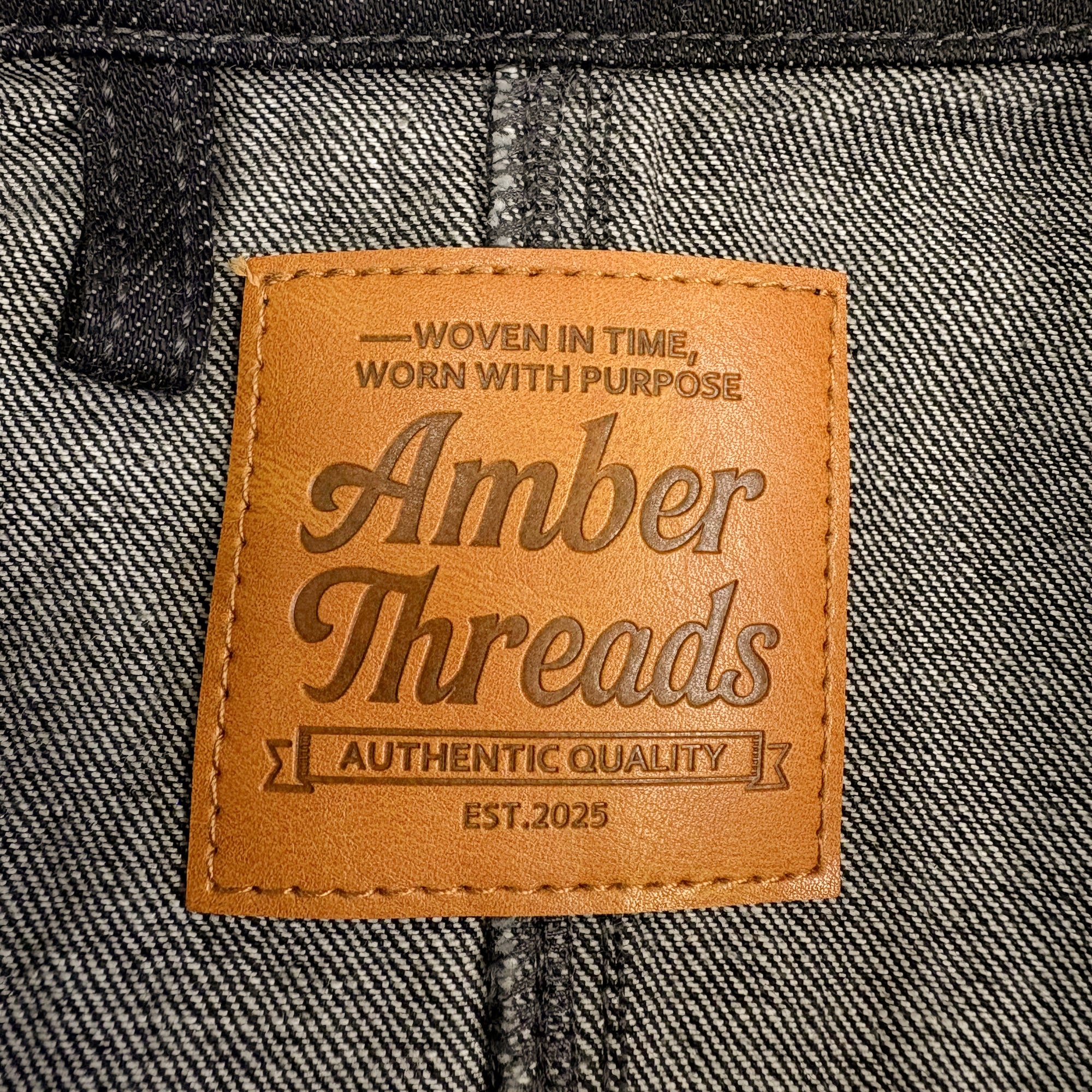 Amber Threads ブラックデニム カバーオールジャケット 襟元 ブランド本革タグ ディテール
