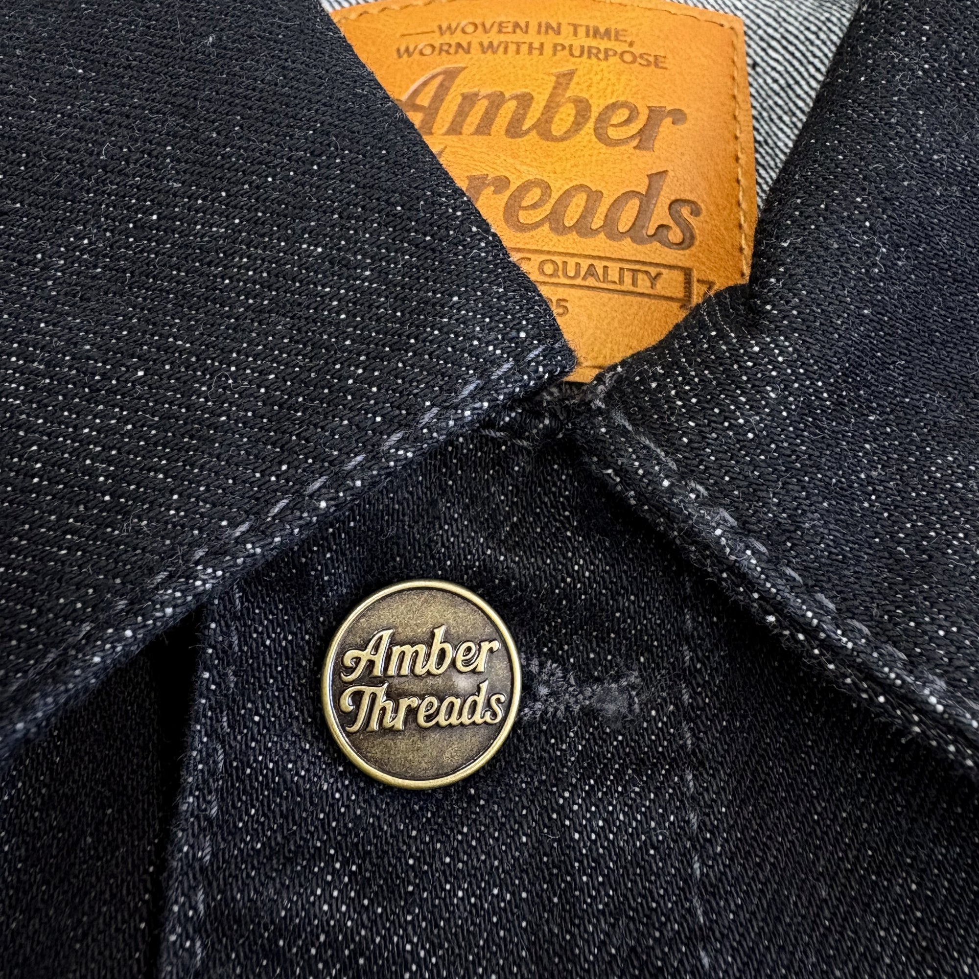 Amber Threads ブラックデニム カバーオールジャケット 襟元 ボタン ディテール