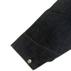 アパレルブランドAmber Threads(アンバースレッズ)のカバーオール ブラックデニム、3シーズン着まわせる万能アウター。右袖のアップ。