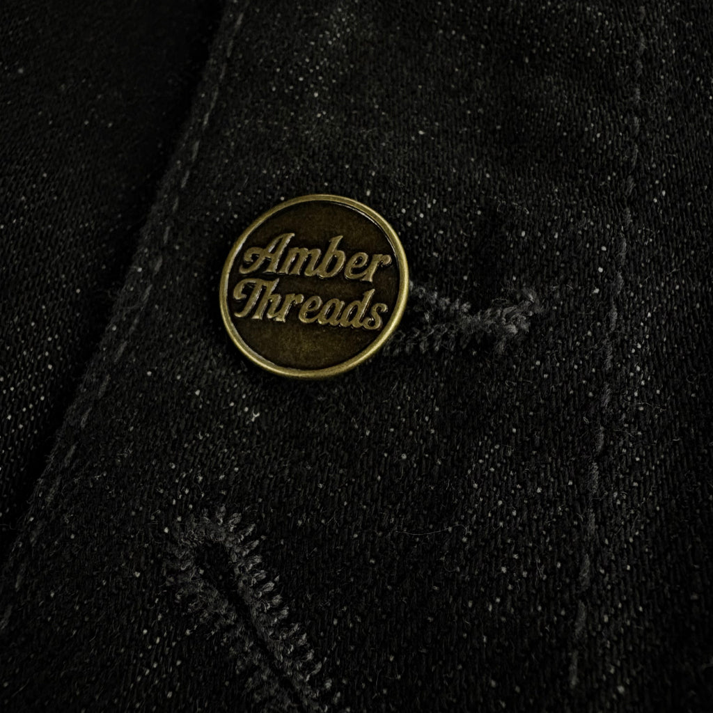 アパレルブランドAmber Threads(アンバースレッズ)のカバーオール ブラックデニム、3シーズン着まわせる万能アウター。正面ボタンのアップ