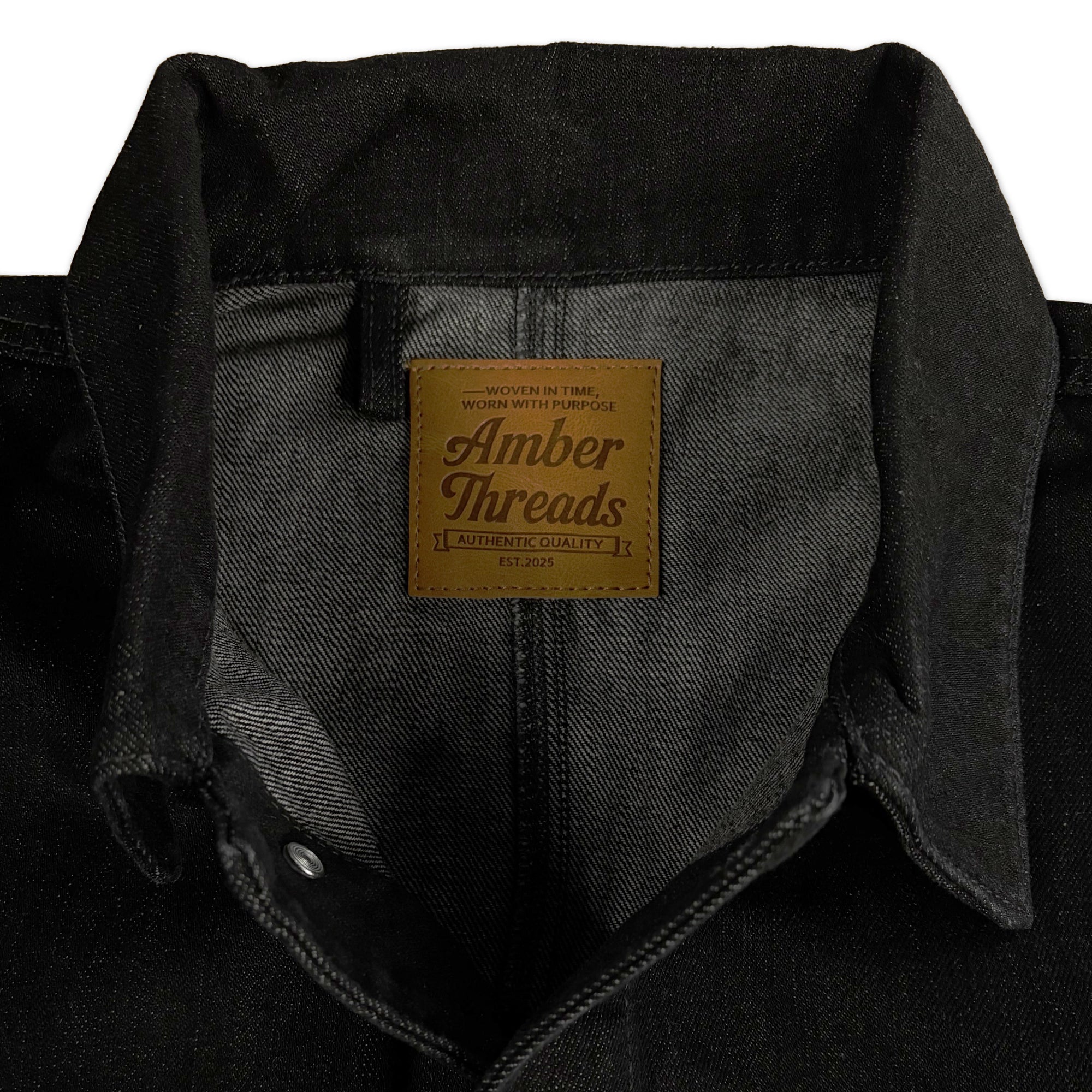 アパレルブランドAmber Threads(アンバースレッズ)のカバーオール ブラックデニム、3シーズン着まわせる万能アウター。本革ロゴ。