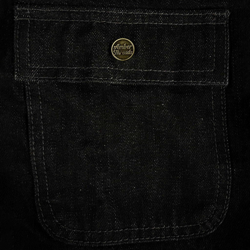 アパレルブランドAmber Threads(アンバースレッズ)のカバーオール ブラックデニム、3シーズン着まわせる万能アウター。右前のポケット。