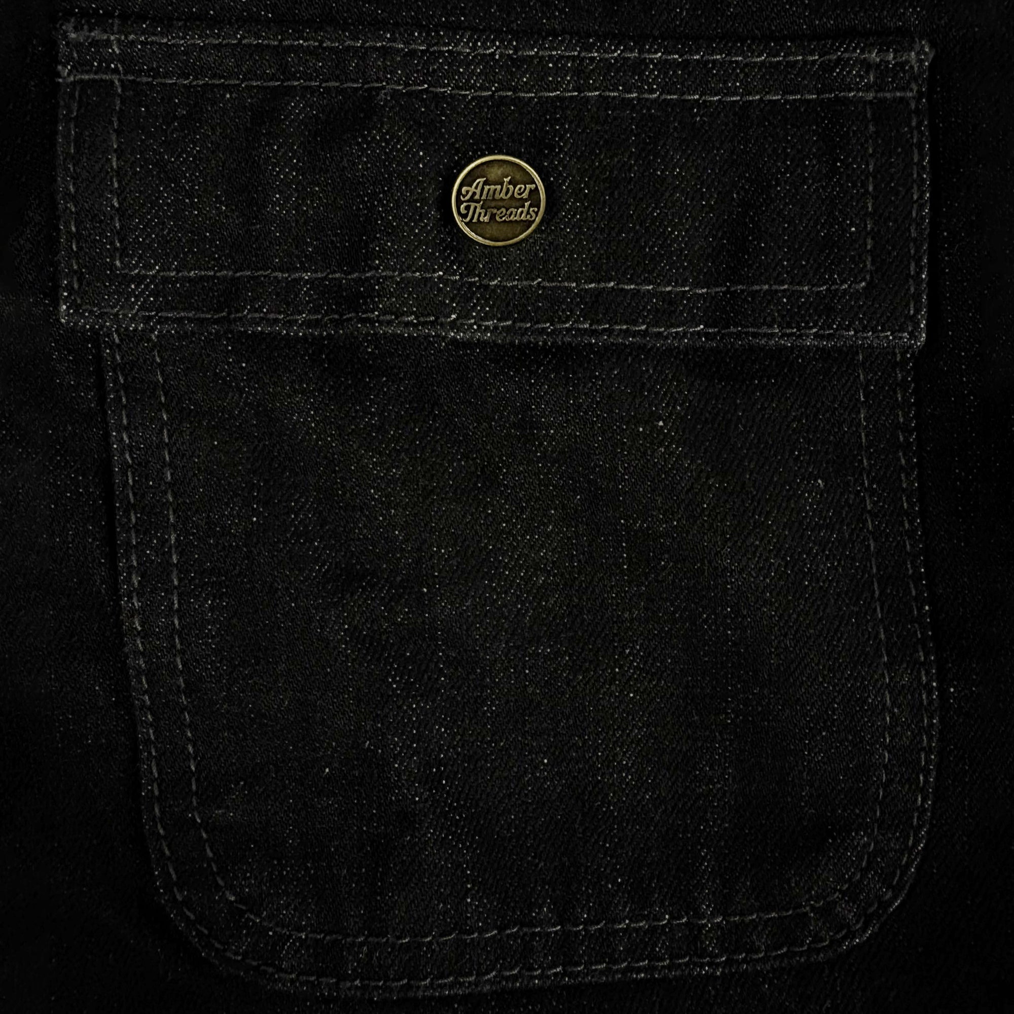 アパレルブランドAmber Threads(アンバースレッズ)のカバーオール ブラックデニム、3シーズン着まわせる万能アウター。右前のポケット。