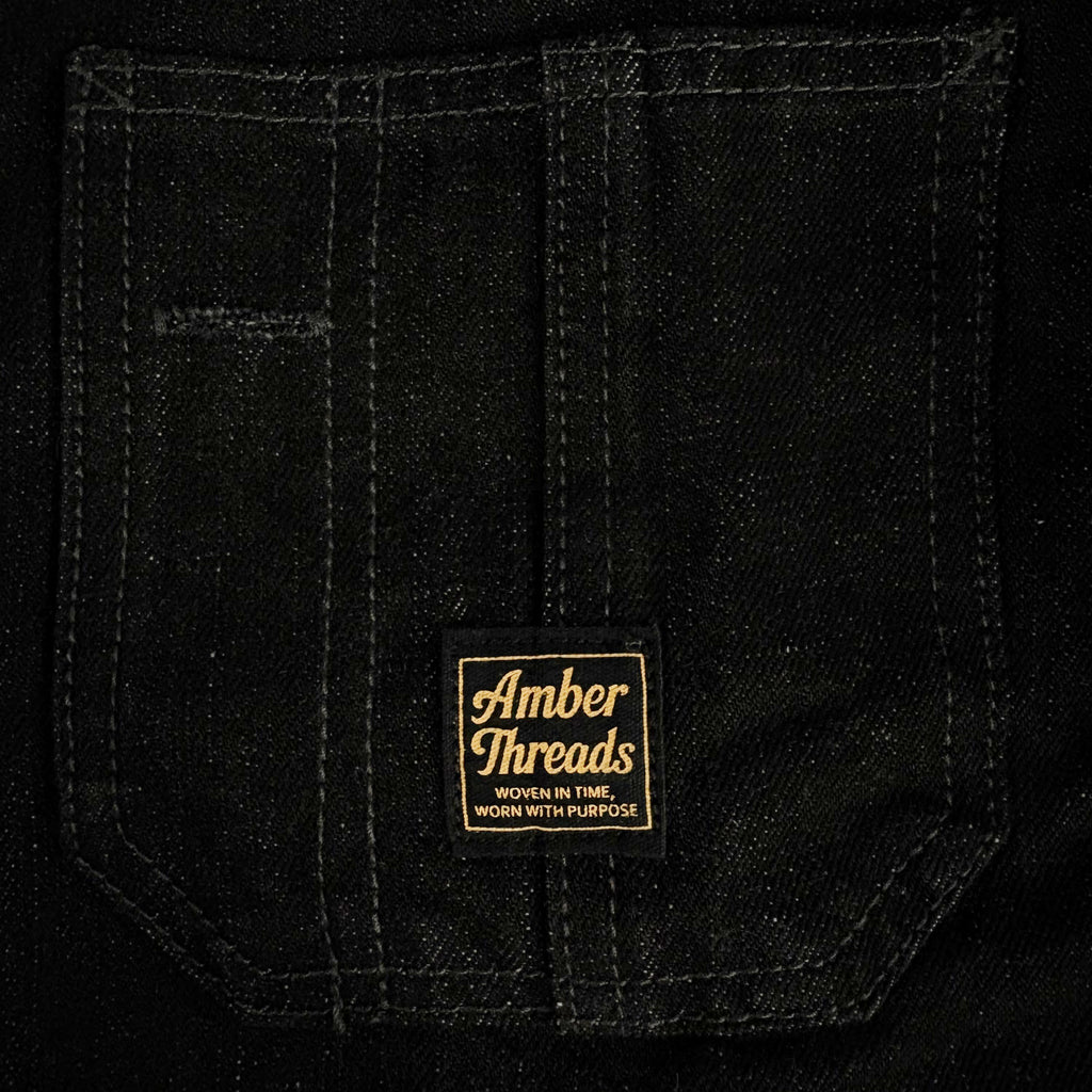 アパレルブランドAmber Threads(アンバースレッズ)のカバーオール ブラックデニム、3シーズン着まわせる万能アウター。左前のポケット。