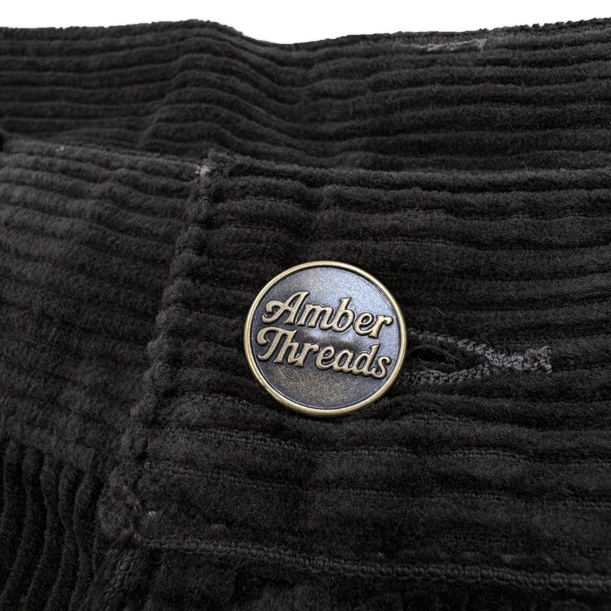 アパレルブランドAmber Threads(アンバースレッズ)のダブルニー ペインターパンツ コーデュロイ、オールシーズン着まわせる万能ズボン。ウエスト部分ボタンのアップ。