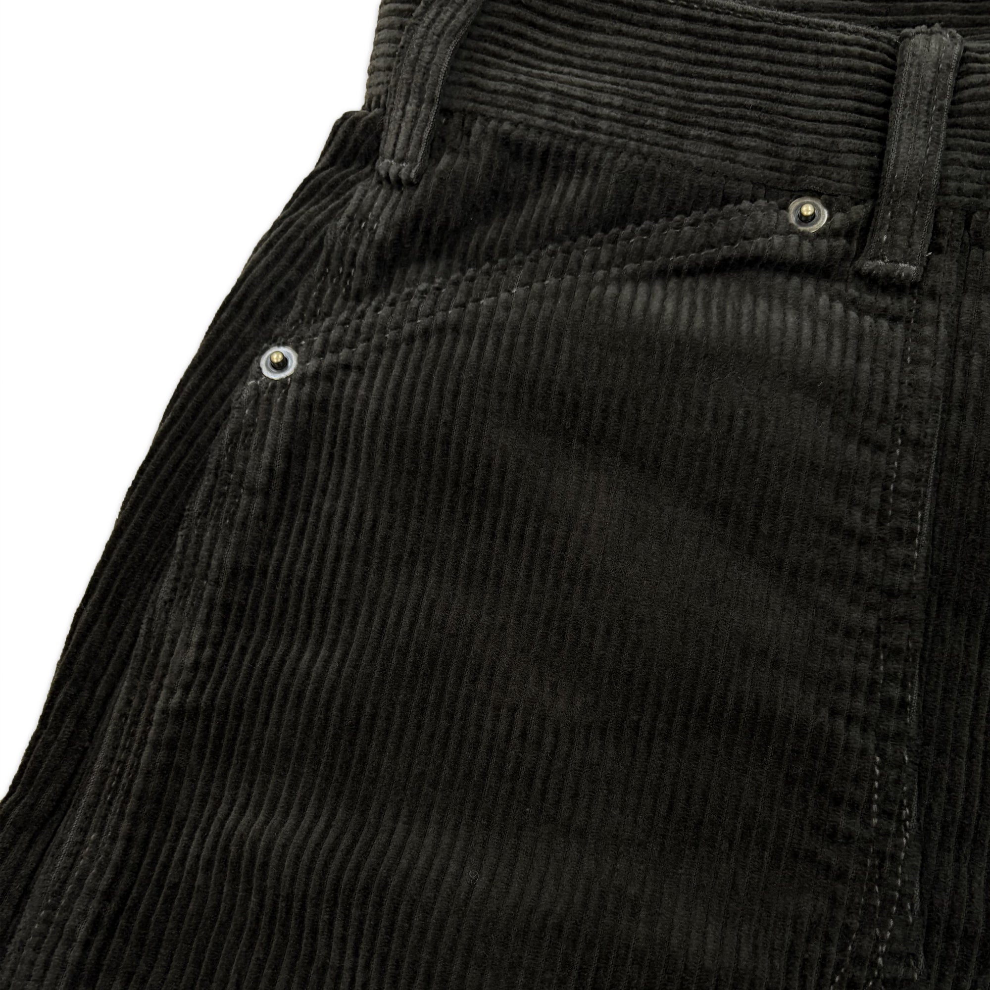 アパレルブランドAmber Threads(アンバースレッズ)のダブルニー ペインターパンツ コーデュロイ、オールシーズン着まわせる万能ズボン。右前のポケット。