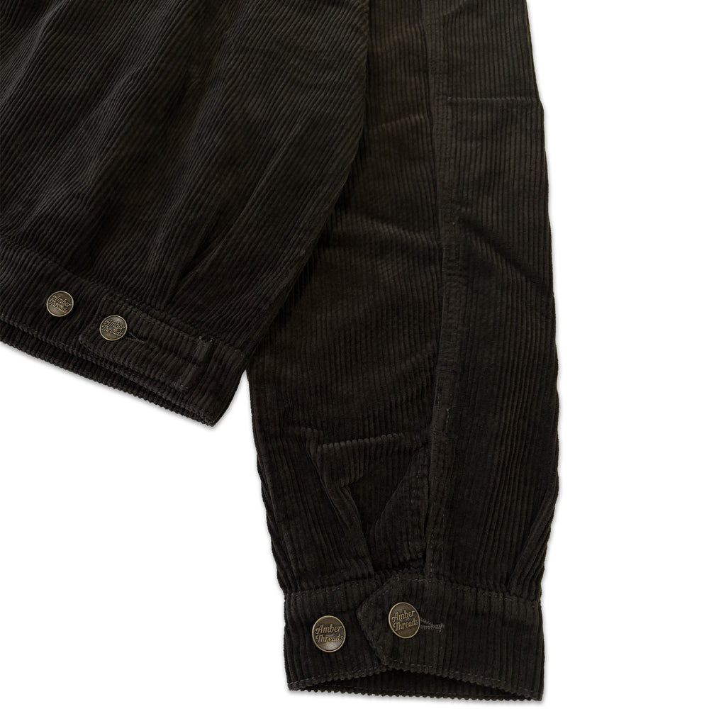 アパレルブランドAmber Threads(アンバースレッズ)のコーデュロイ ハリントンジャケット、3シーズン着まわせる万能アウター。右側背面ボタンと右袖の袖口ボタン部分。