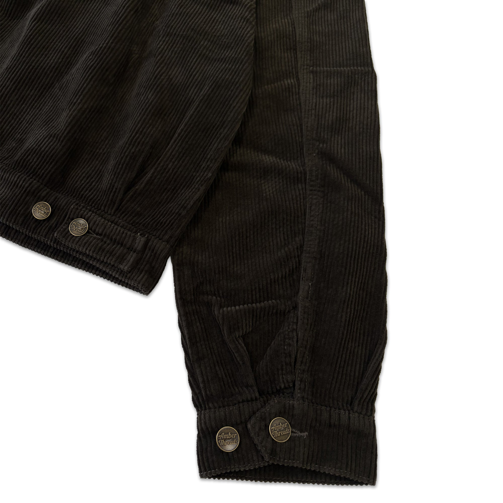 アパレルブランドAmber Threads(アンバースレッズ)のコーデュロイ ハリントンジャケット、3シーズン着まわせる万能アウター。右側背面ボタンと右袖の袖口ボタン部分。