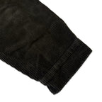 アパレルブランドAmber Threads(アンバースレッズ)のコーデュロイ ハリントンジャケット、3シーズン着まわせる万能アウター。右袖の正面のスタイル。