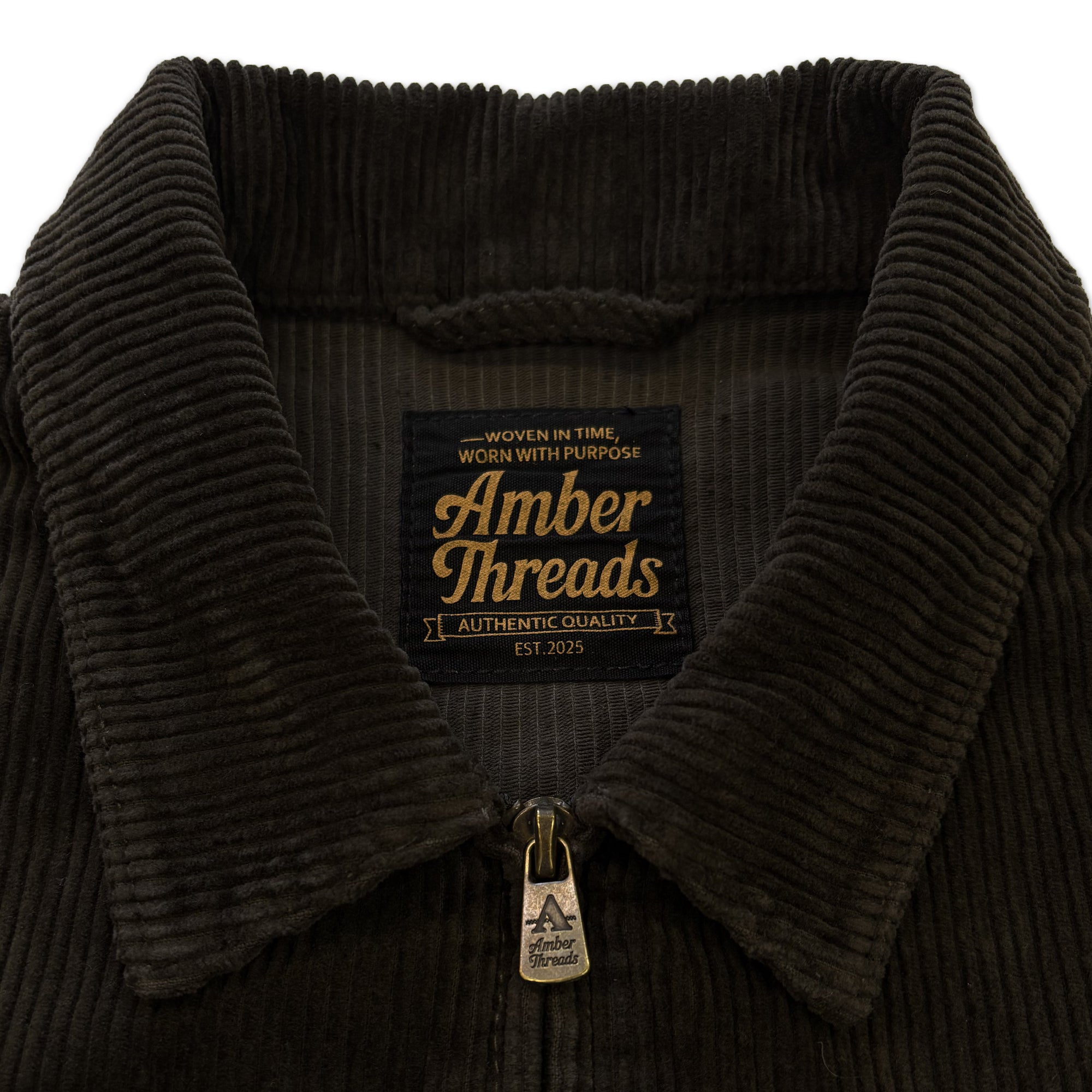アパレルブランドAmber Threads(アンバースレッズ)のコーデュロイ ハリントンジャケット、3シーズン着まわせる万能アウター。襟元。