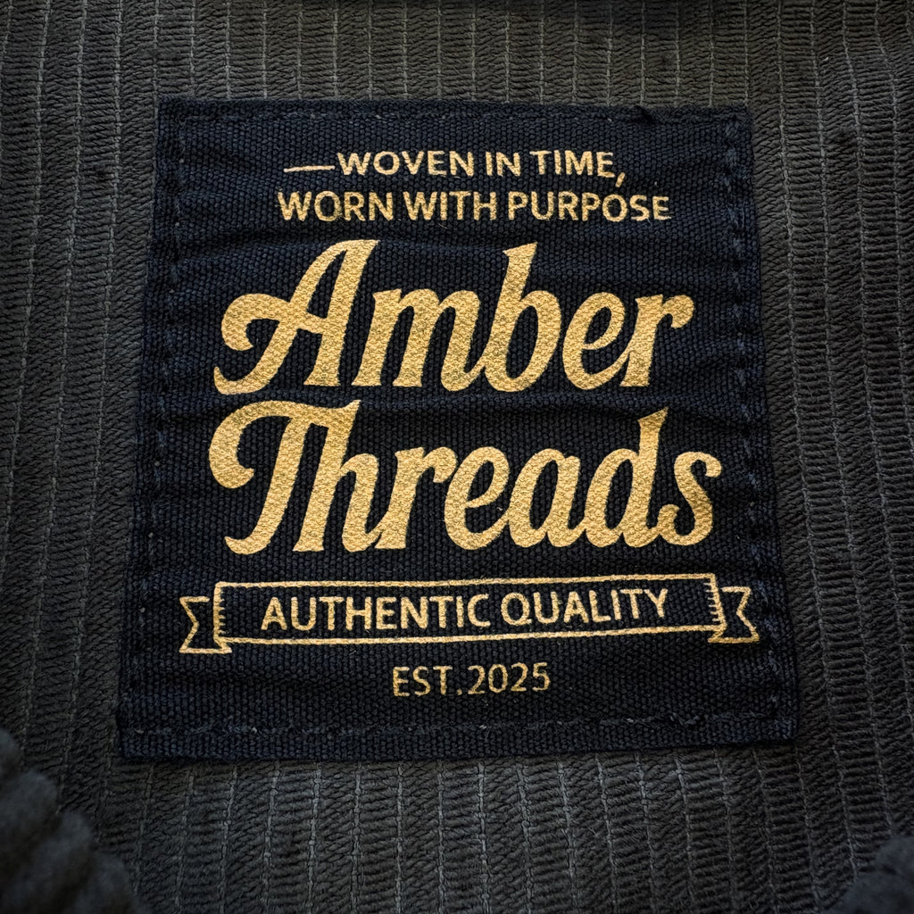アパレルブランドAmber Threads(アンバースレッズ)のコーデュロイ ハリントンジャケット、3シーズン着まわせる万能アウター。ロゴ。