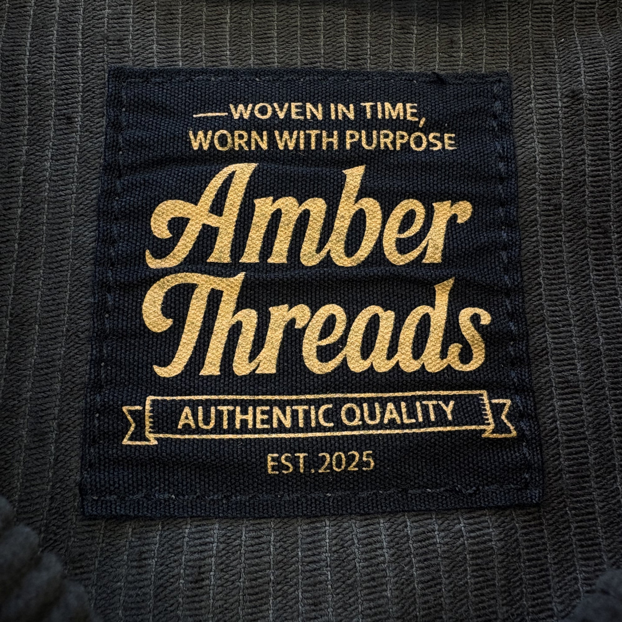 アパレルブランドAmber Threads(アンバースレッズ)のコーデュロイ ハリントンジャケット、3シーズン着まわせる万能アウター。ロゴ。