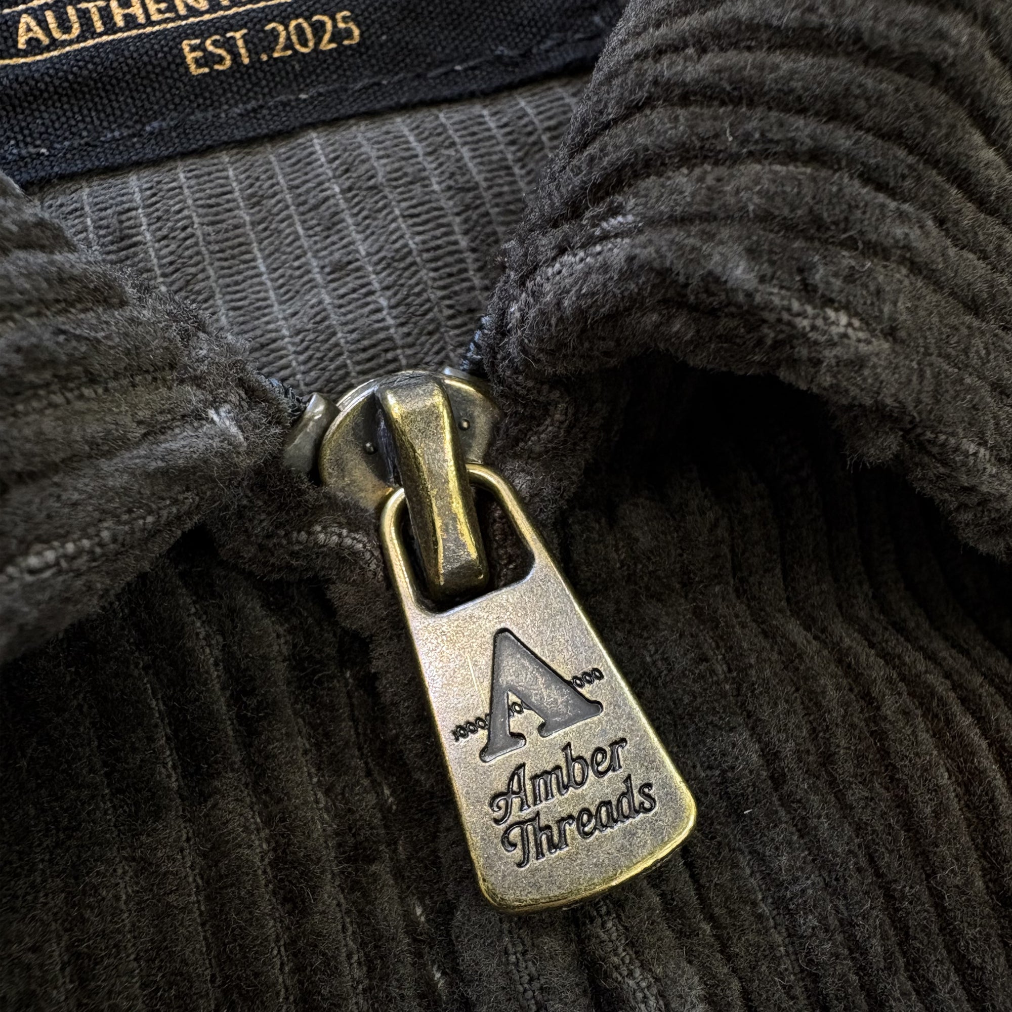 アパレルブランドAmber Threads(アンバースレッズ)のコーデュロイ ハリントンジャケット、3シーズン着まわせる万能アウター。ファスナートップ。