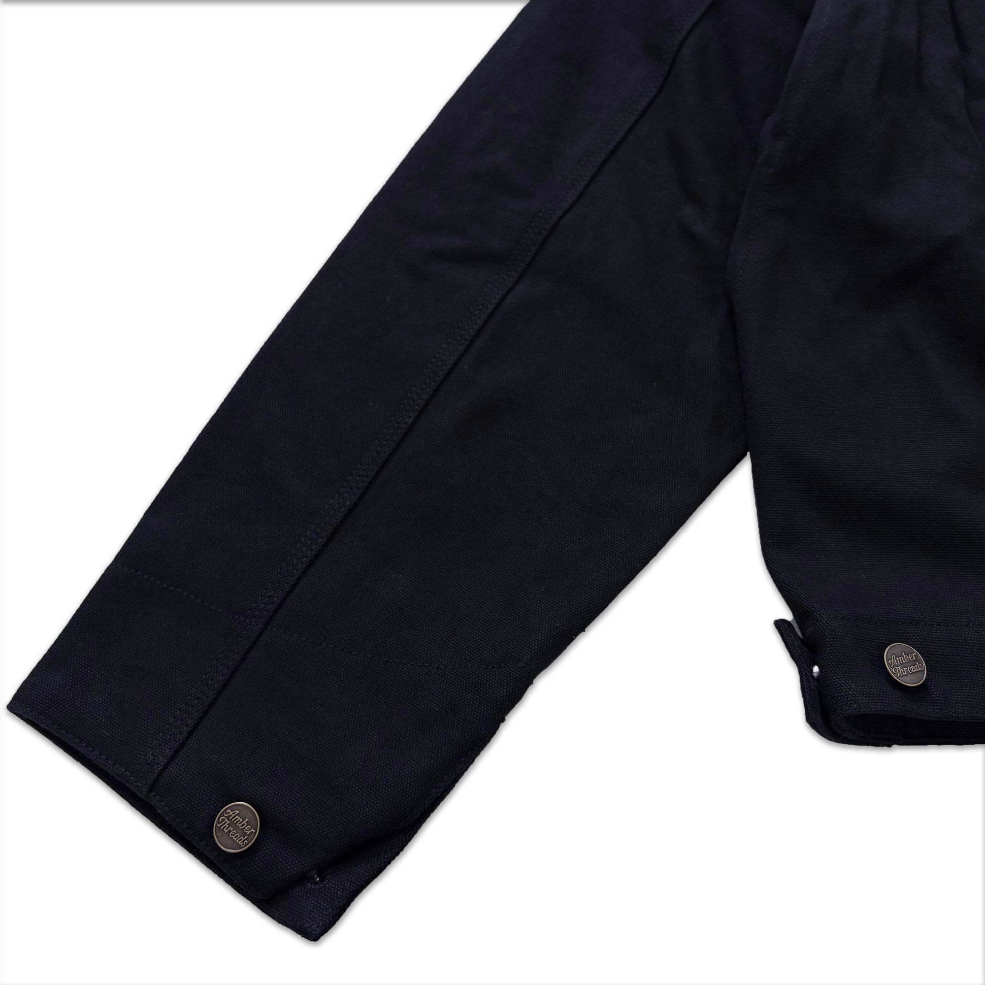 アパレルブランドAmber Threads(アンバースレッズ)のジャケット 襟コーデュロイ コットンキャンバス、3シーズン着まわせる万能アウター。左背面袖口部分。