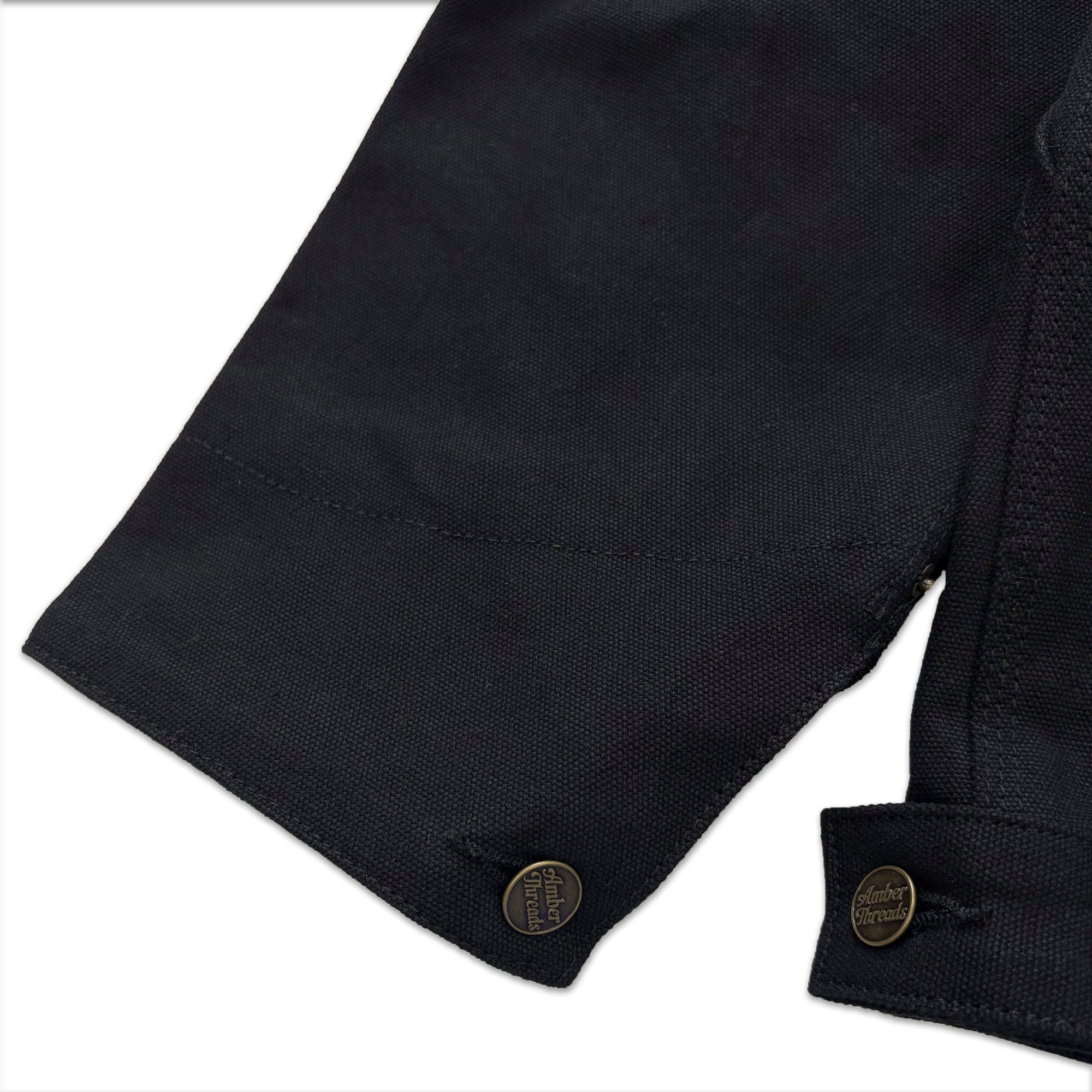 アパレルブランドAmber Threads(アンバースレッズ)のジャケット 襟コーデュロイ コットンキャンバス、3シーズン着まわせる万能アウター。左背面袖口部分。