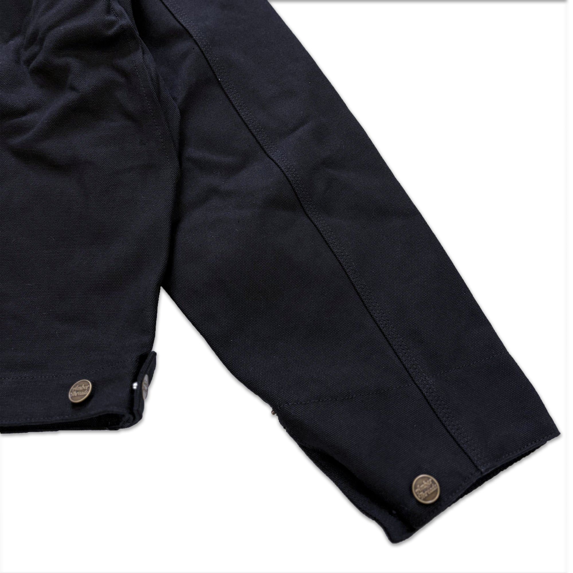 アパレルブランドAmber Threads(アンバースレッズ)のジャケット 襟コーデュロイ コットンキャンバス、3シーズン着まわせる万能アウター。右背面袖口部分。