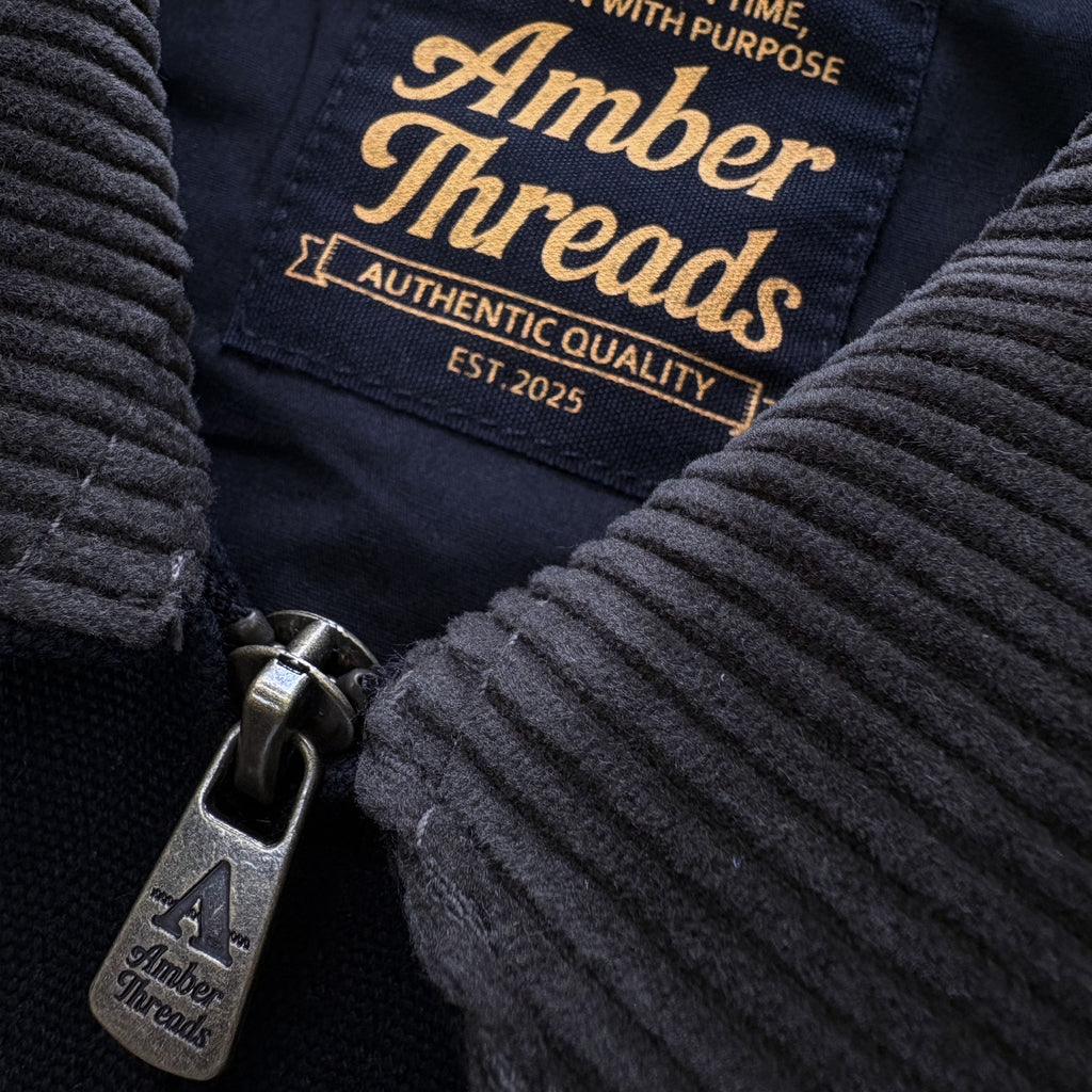 アパレルブランドAmber Threads(アンバースレッズ)のジャケット 襟コーデュロイ コットンキャンバス、3シーズン着まわせる万能アウター。ファスナートップ。
