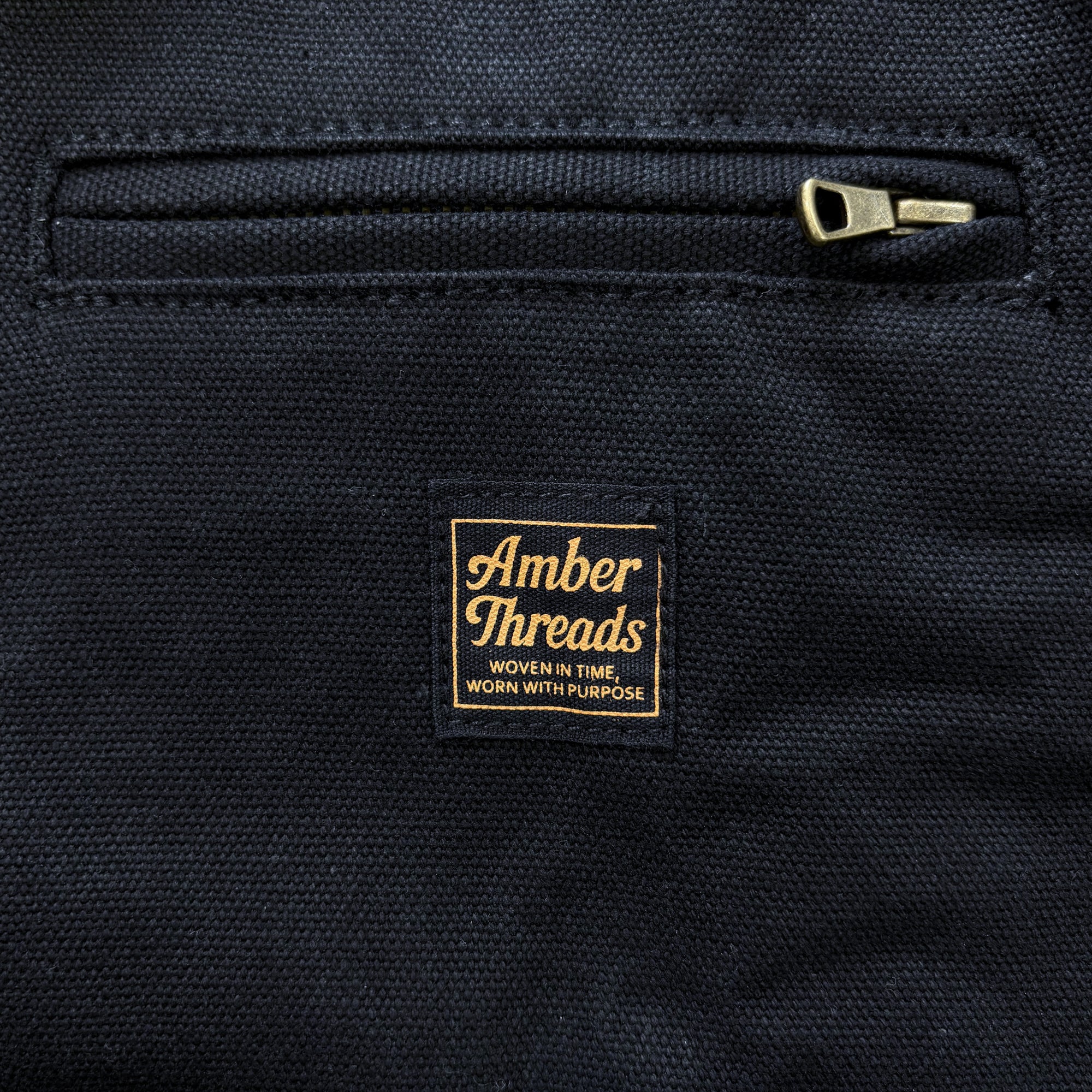アパレルブランドAmber Threads(アンバースレッズ)のジャケット 襟コーデュロイ コットンキャンバス、3シーズン着まわせる万能アウター。左前のポケット。