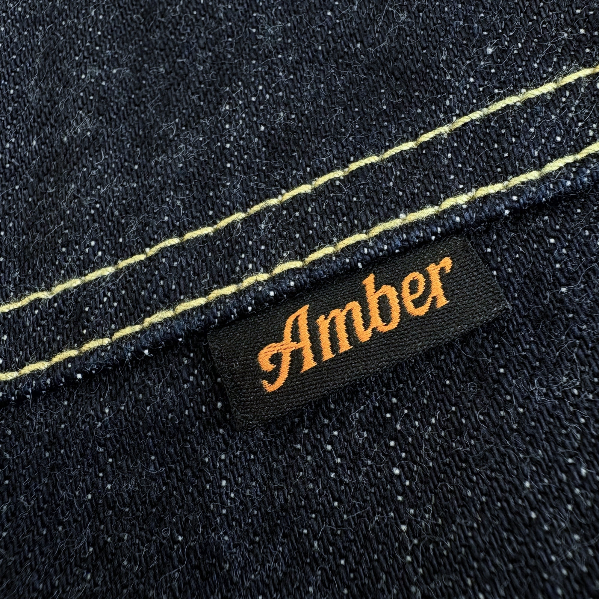 Amber Threads レギュラーストレート デニムパンツ 左ヒップポケット タグ ディテール