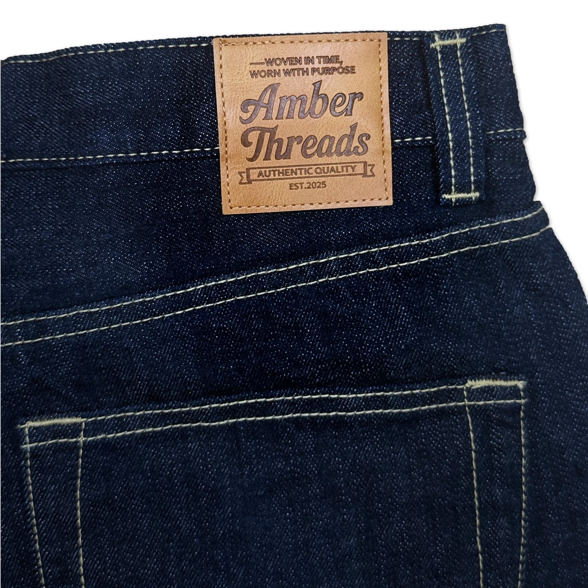 アパレルブランドAmber Threads(アンバースレッズ)のデニムパンツ レギュラーストレート、オールシーズン着まわせる万能ズボン。本革ロゴ。