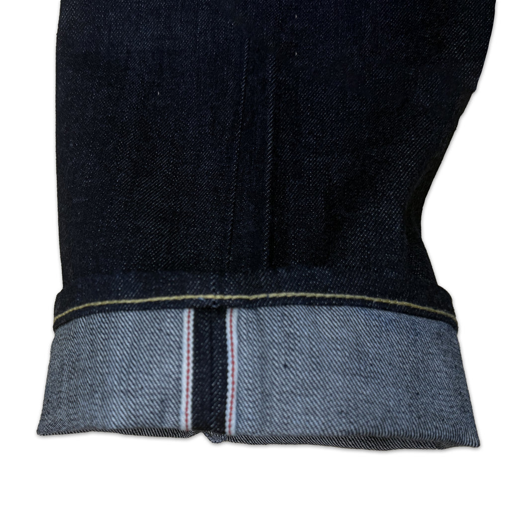 アパレルブランドAmber Threads(アンバースレッズ)のデニムパンツ レギュラーストレート、オールシーズン着まわせる万能ズボン。セルビッチ部分。