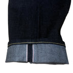 アパレルブランドAmber Threads(アンバースレッズ)のデニムパンツ レギュラーストレート、オールシーズン着まわせる万能ズボン。セルビッチ部分。