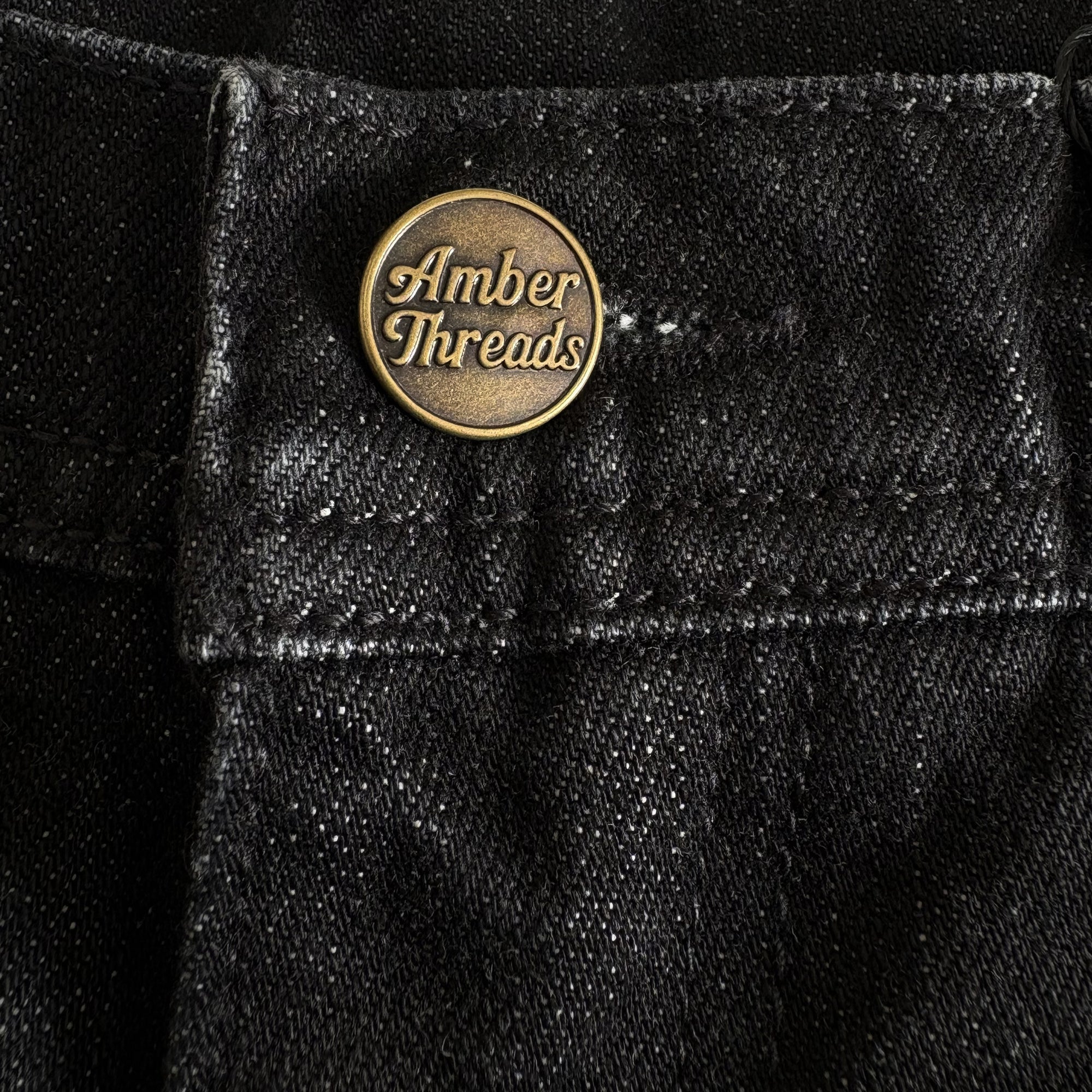 Amber Threads ブラックデニム ルーズペインターパンツ フロントボタン ディテール