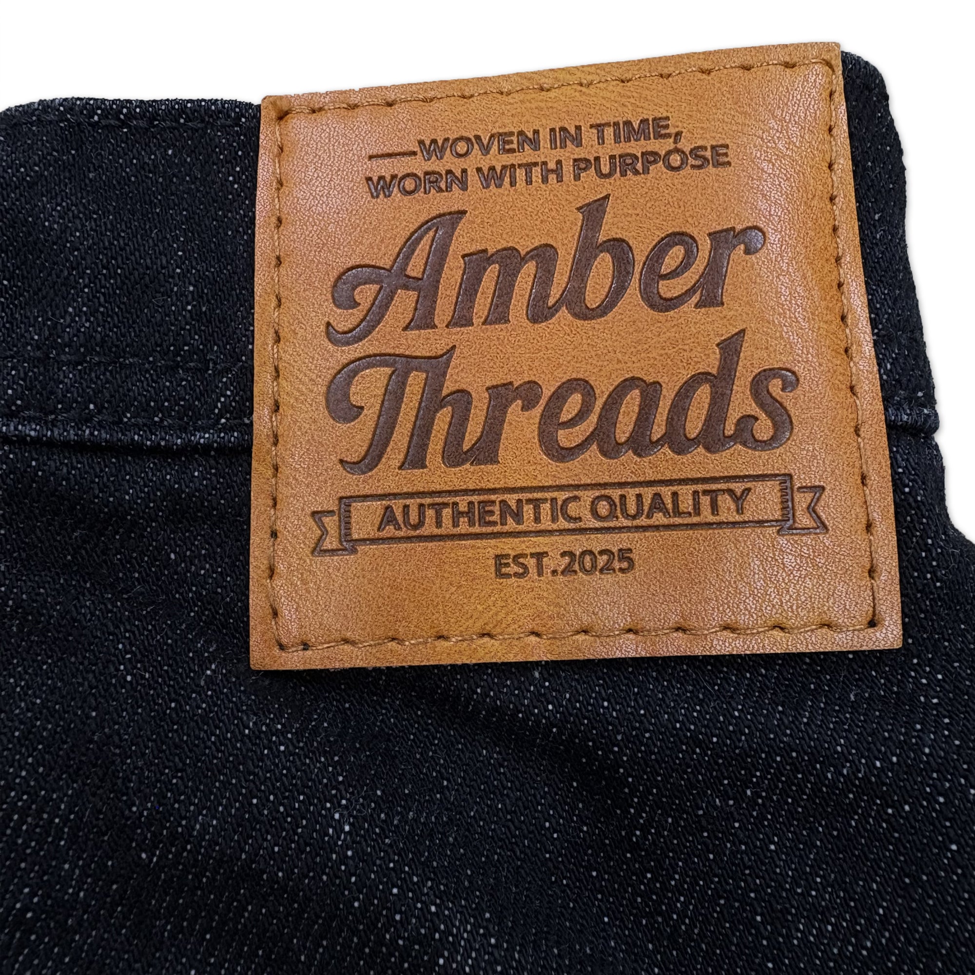 アパレルブランドAmber Threads(アンバースレッズ)のペインターパンツ ブラックデニム、オールシーズン着まわせる万能ズボン。本革ロゴ。