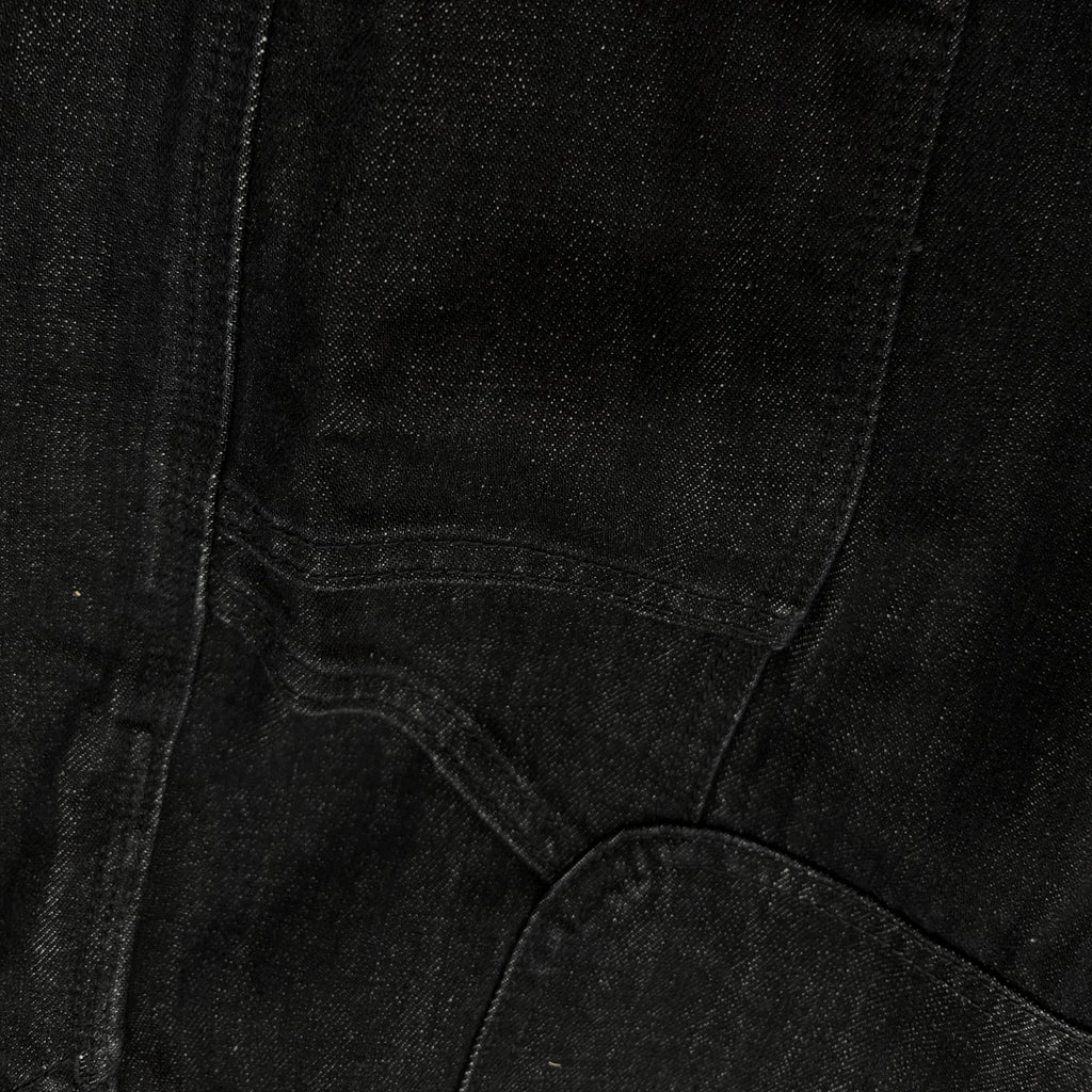 アパレルブランドAmber Threads(アンバースレッズ)のペインターパンツ ブラックデニム、オールシーズン着まわせる万能ズボン。右側面部分。