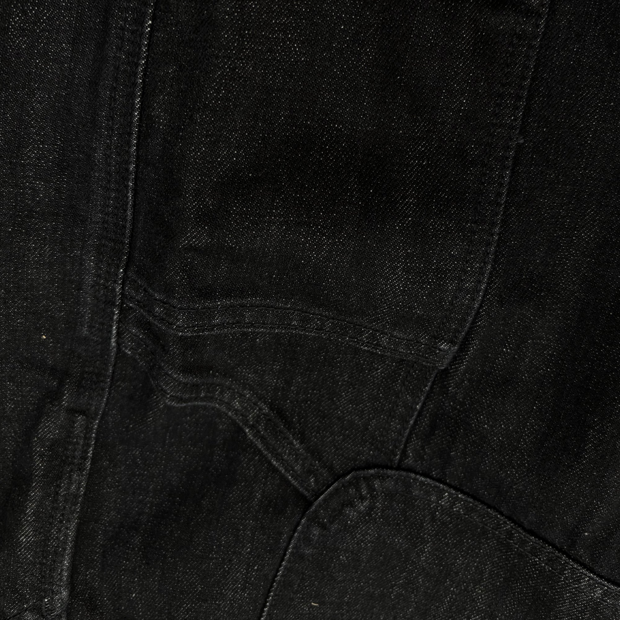 アパレルブランドAmber Threads(アンバースレッズ)のペインターパンツ ブラックデニム、オールシーズン着まわせる万能ズボン。右側面部分。