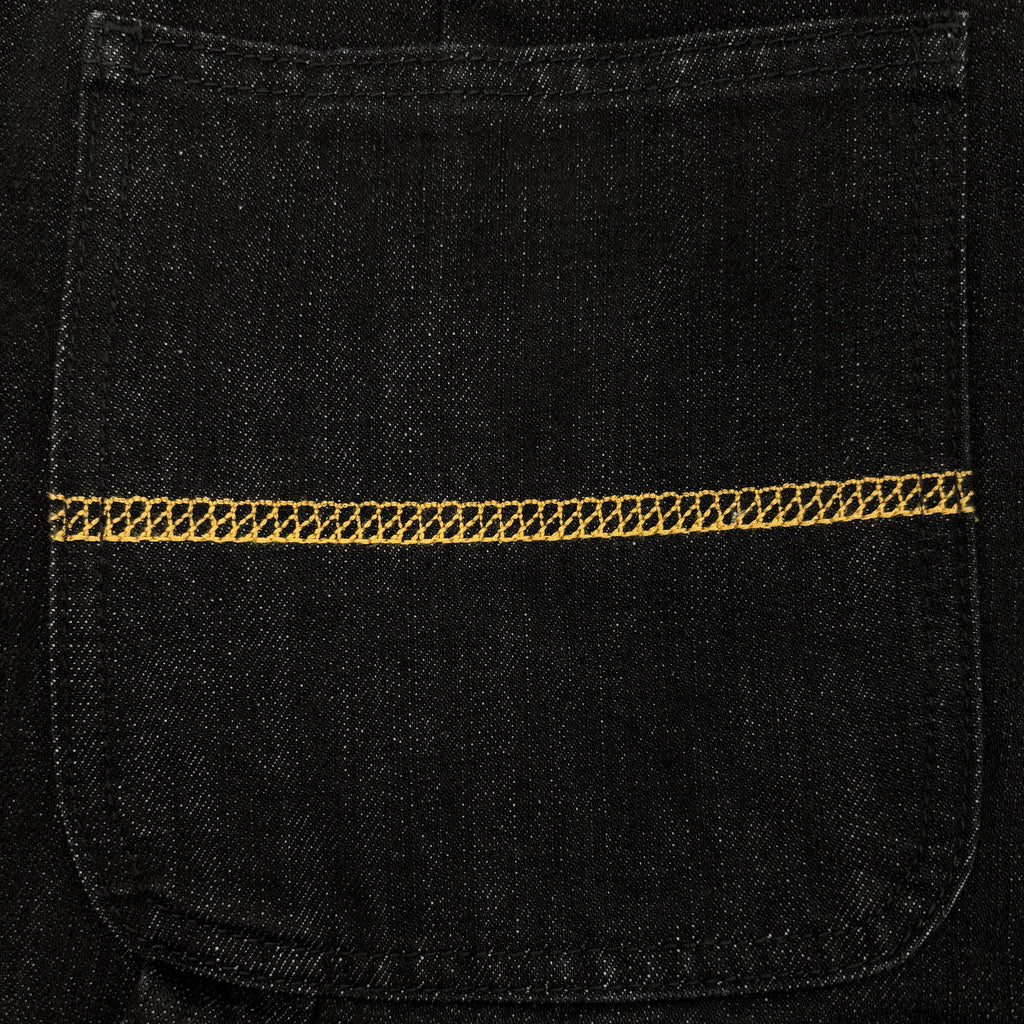 アパレルブランドAmber Threads(アンバースレッズ)のペインターパンツ ブラックデニム、オールシーズン着まわせる万能ズボン。左後ろのポケット。