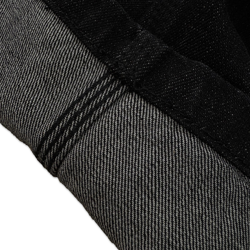 アパレルブランドAmber Threads(アンバースレッズ)のペインターパンツ ブラックデニム、オールシーズン着まわせる万能ズボン。セルビッチ部分。