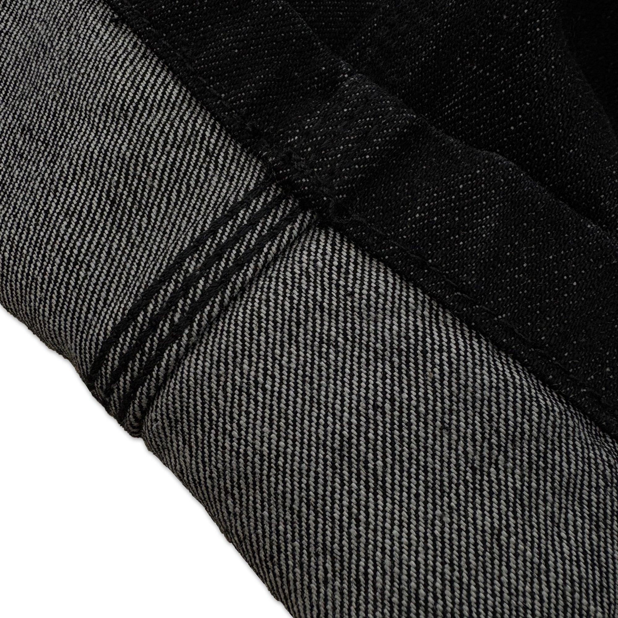 アパレルブランドAmber Threads(アンバースレッズ)のペインターパンツ ブラックデニム、オールシーズン着まわせる万能ズボン。セルビッチ部分。